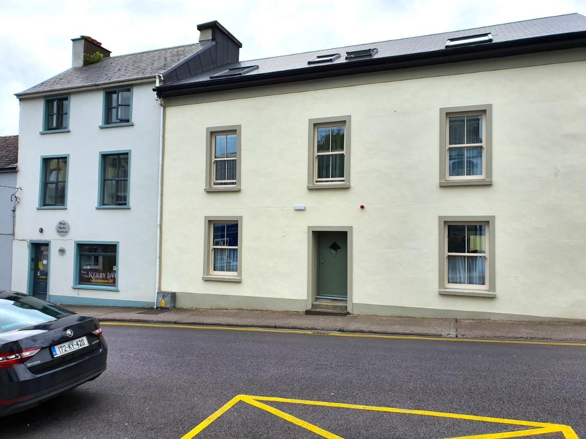 Dingle Garden Townhouse Bed & Breakfast ภายนอก รูปภาพ The former National School in 2019