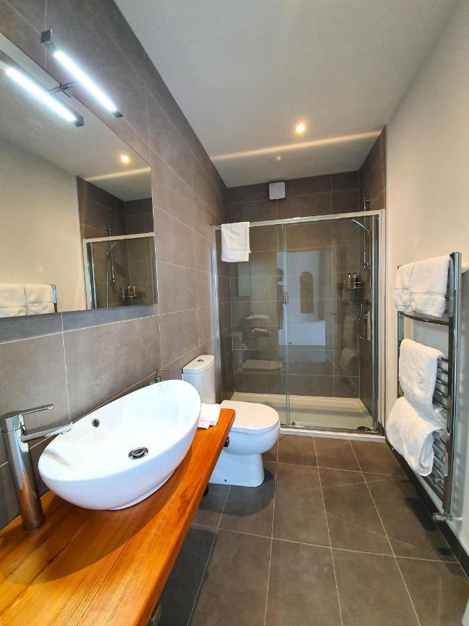 Dingle Garden Townhouse Bed & Breakfast ภายนอก รูปภาพ A wet room