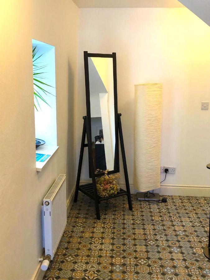 Dingle Garden Townhouse Bed & Breakfast ภายนอก รูปภาพ A floor standing mirror