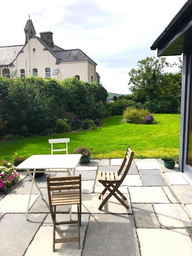 Dingle Garden Townhouse Bed & Breakfast ภายนอก รูปภาพ The garden of the former school house