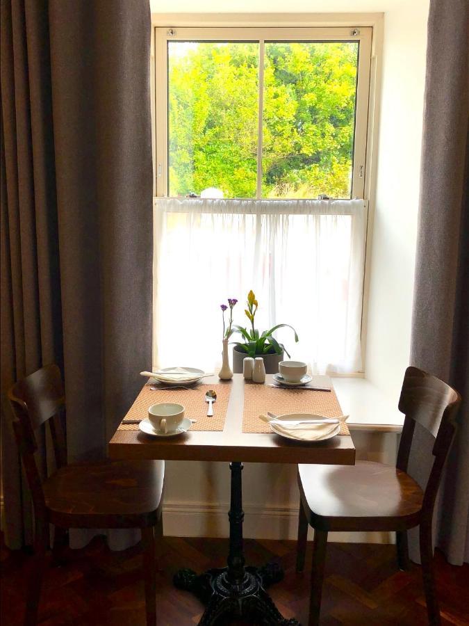 Dingle Garden Townhouse Bed & Breakfast ภายนอก รูปภาพ A table set for breakfast