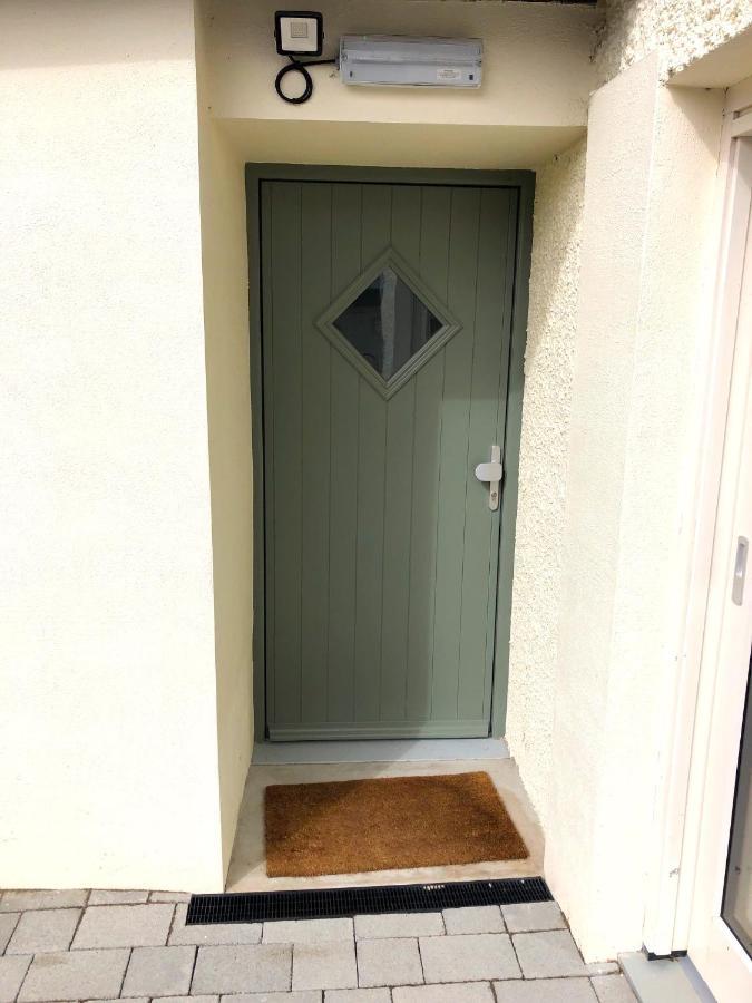 Dingle Garden Townhouse Bed & Breakfast ภายนอก รูปภาพ A composite door