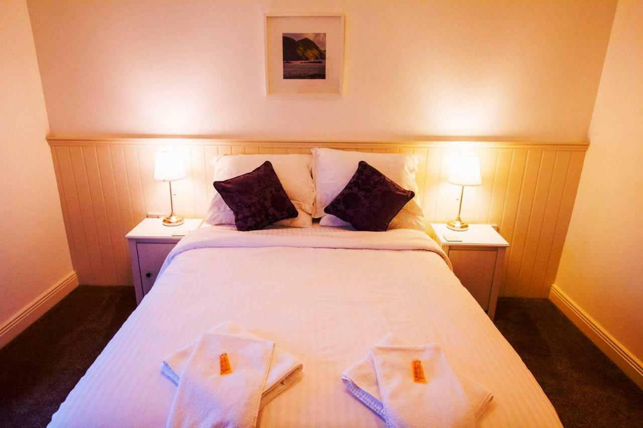 Dingle Garden Townhouse Bed & Breakfast ภายนอก รูปภาพ A bedroom at the hotel