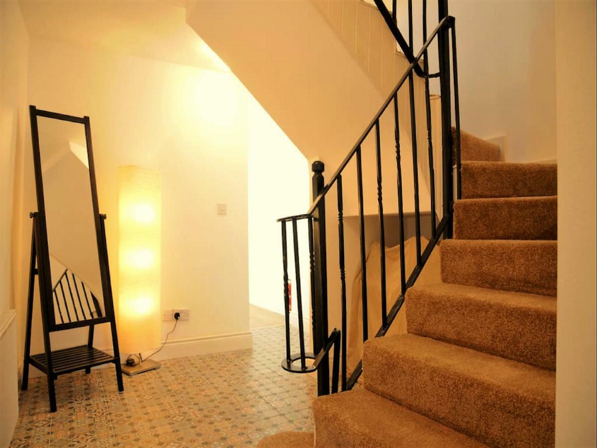Dingle Garden Townhouse Bed & Breakfast ภายนอก รูปภาพ A staircase with a handrail