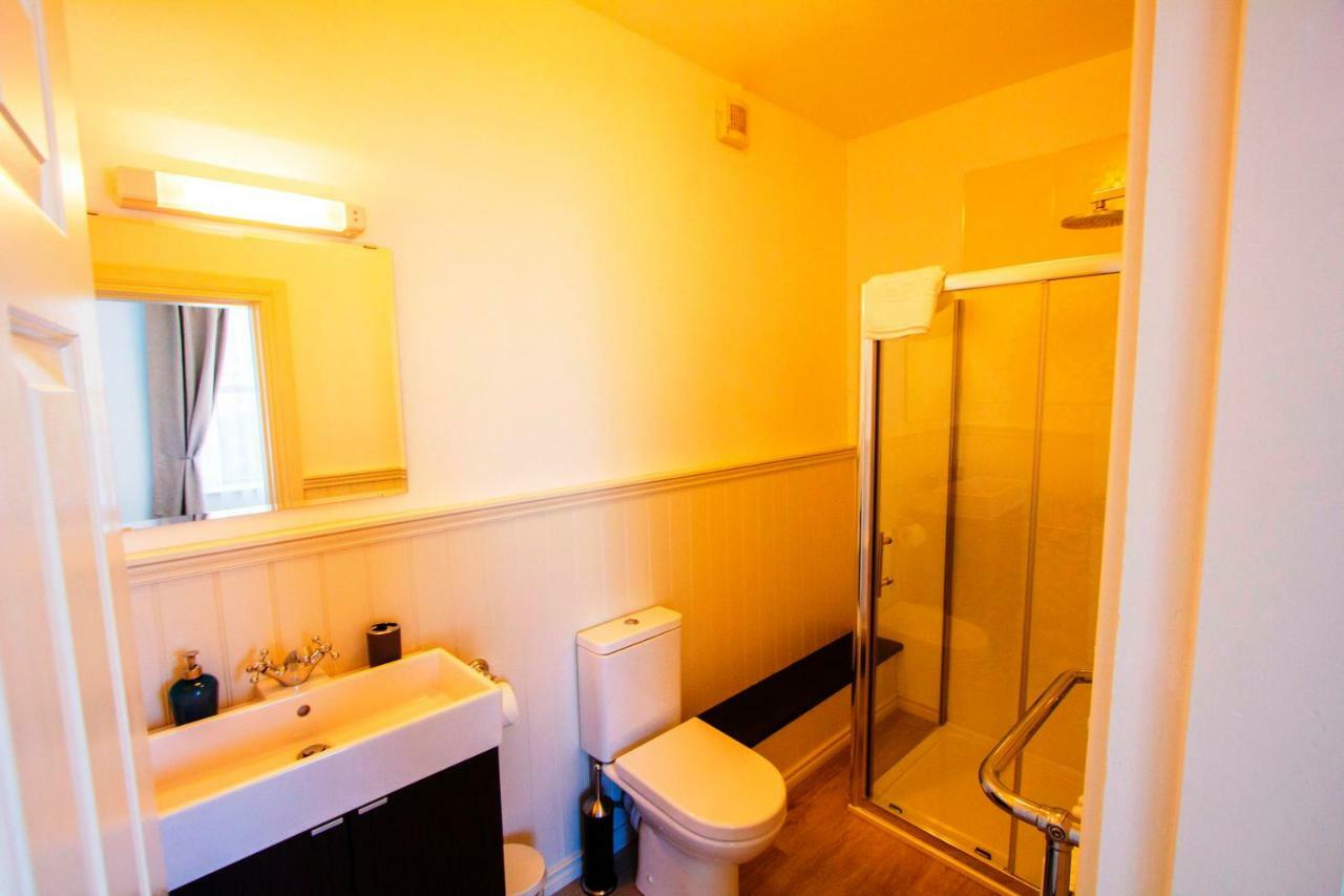 Dingle Garden Townhouse Bed & Breakfast ภายนอก รูปภาพ A typical bathroom in a student house